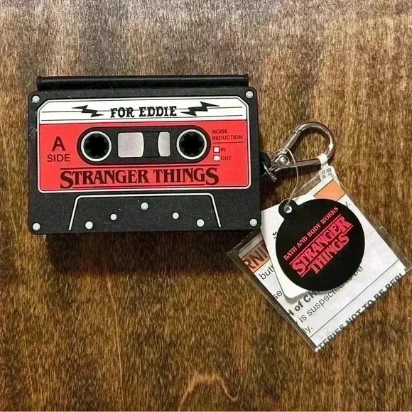 Stranger Things Pocket Bac Cassette Tape Holder- Plays music! SOLD OUT online. - Picture 2 of 4